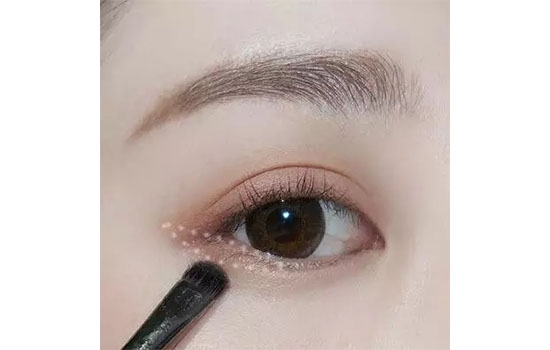 綠色眼影怎么畫(huà)好看 綠色眼妝的畫(huà)法教程圖解