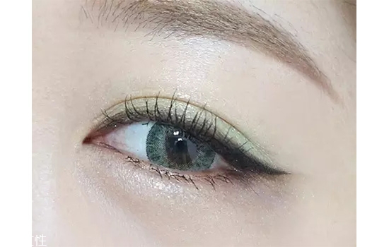 綠色眼影怎么畫(huà)好看 綠色眼妝的畫(huà)法教程圖解