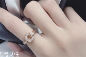 戒指和手鏈戴一只手嗎？戒指和手鏈能戴一邊嗎