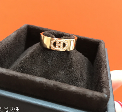 戒指為什么要戴在無名指上？戒指戴在無名指的含義