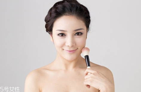 夏天很容易脫妝怎么辦 教你高溫天也持久不脫妝的方法 夏天很容易脫妝怎么辦 教你高溫天也持久不脫妝的方法