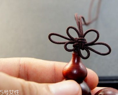 手鏈上的中國結怎么編？手鏈上的中國結編法教程