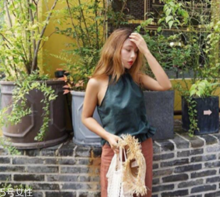 皮膚黑夏天穿什么顏色？黑皮膚適合什么顏色衣服