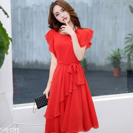 夏天穿什么顏色衣服顯白？夏天最顯白的衣服顏色