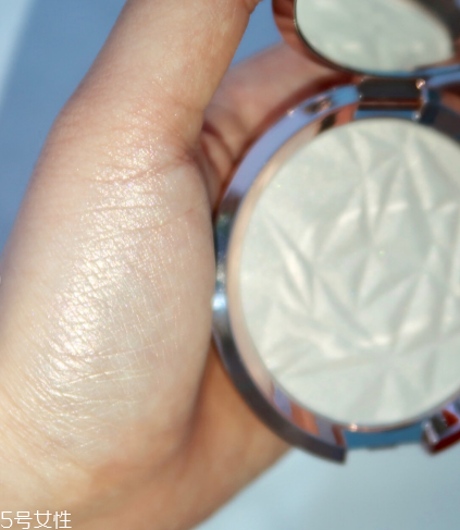 becca高光vanilla quartz和moonstone的對比試色 becca高光vanilla quartz和moonstone的對比試色