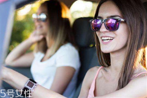 開車戴太陽鏡好嗎 太陽鏡顏色越深越好嗎 開車戴太陽鏡好嗎 太陽鏡顏色越深越好嗎
