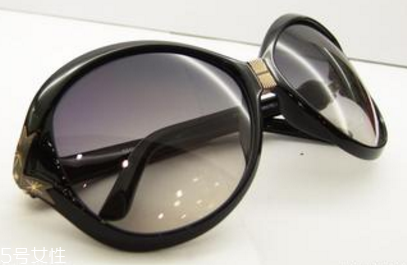 開車戴太陽鏡好嗎 太陽鏡顏色越深越好嗎 開車戴太陽鏡好嗎 太陽鏡顏色越深越好嗎