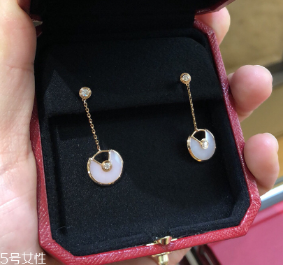 耳環(huán)買黃金還是鉑金？耳環(huán)黃金和鉑金哪個(gè)好