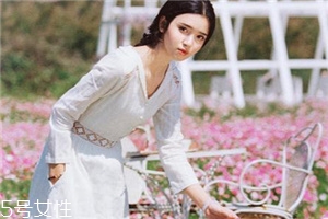 小白裙怎么搭配？小白裙搭配技巧