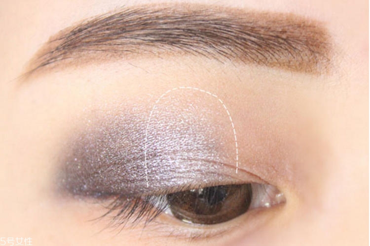 女生煙熏妝怎么畫 自然煙熏妝化身酷girl 女生煙熏妝怎么畫 自然煙熏妝化身酷girl