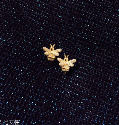 耳釘有血跡怎么清洗？耳釘上的血跡用什么洗？