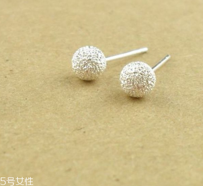 耳釘一定要打耳洞嗎？耳釘要有耳洞嗎？