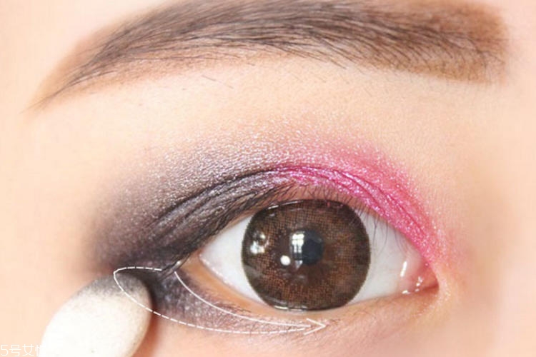 女生煙熏妝怎么畫 自然煙熏妝化身酷girl 女生煙熏妝怎么畫 自然煙熏妝化身酷girl