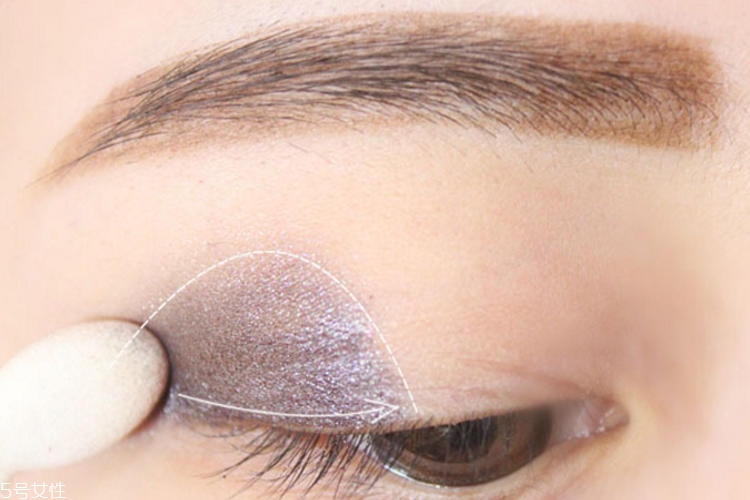女生煙熏妝怎么畫 自然煙熏妝化身酷girl 女生煙熏妝怎么畫 自然煙熏妝化身酷girl