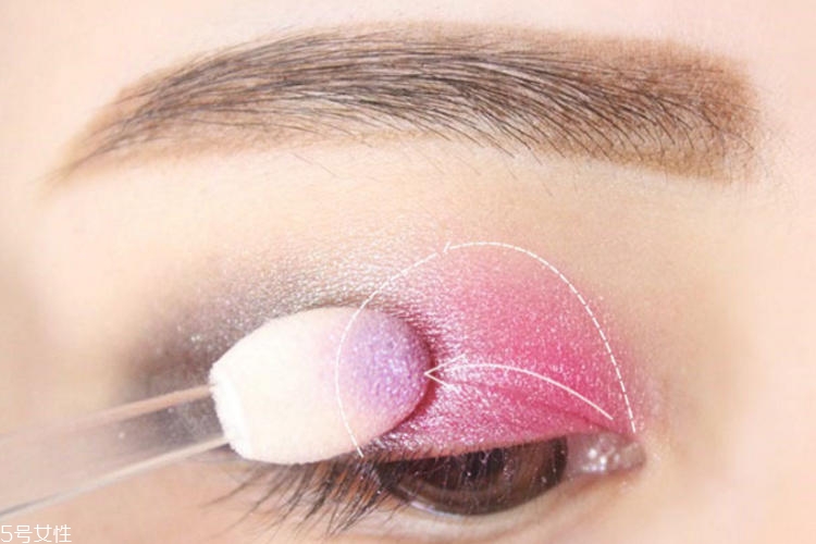 女生煙熏妝怎么畫 自然煙熏妝化身酷girl 女生煙熏妝怎么畫 自然煙熏妝化身酷girl