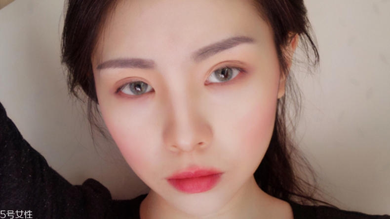 曬傷復(fù)古妝怎么簡單畫 自然妝演繹別樣風情
