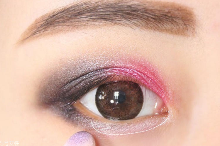 女生煙熏妝怎么畫 自然煙熏妝化身酷girl 女生煙熏妝怎么畫 自然煙熏妝化身酷girl