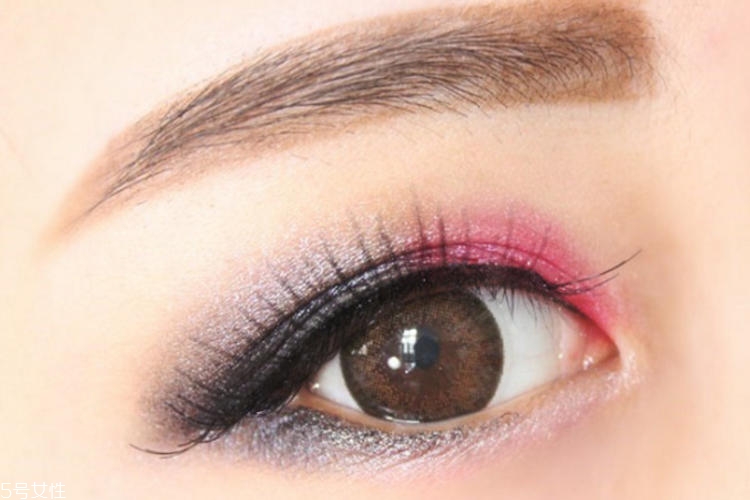 女生煙熏妝怎么畫 自然煙熏妝化身酷girl 女生煙熏妝怎么畫 自然煙熏妝化身酷girl