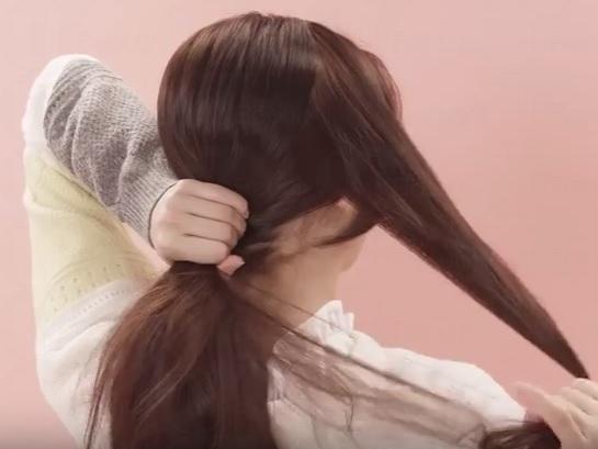 沒(méi)有橡皮筋怎么扎馬尾 不用橡皮筋扎馬尾教程 沒(méi)有橡皮筋怎么扎馬尾 不用橡皮筋扎馬尾教程