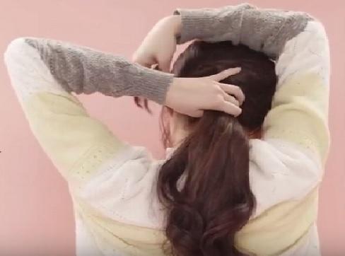 沒(méi)有橡皮筋怎么扎馬尾 不用橡皮筋扎馬尾教程 沒(méi)有橡皮筋怎么扎馬尾 不用橡皮筋扎馬尾教程