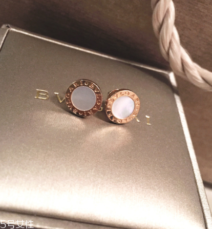 耳釘一般多少克？耳釘一對是多少克？