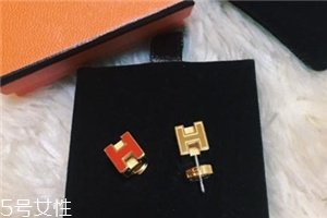 耳釘上有綠東西是什么？耳釘變綠了怎么清洗？