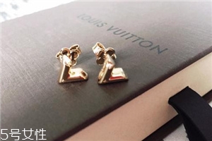 耳釘穿不過去怎么辦？耳釘卡在中間怎么處理？