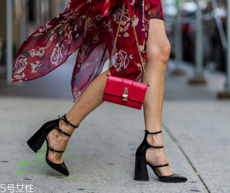 復(fù)古風(fēng)衣服配什么鞋子？復(fù)古風(fēng)搭配什么鞋子好看？