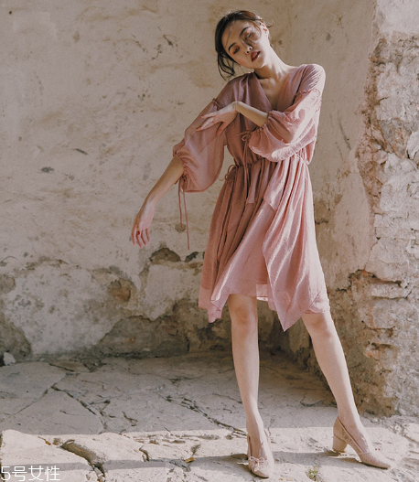 女人穿什么顏色顯氣質(zhì)？什么顏色衣服最顯氣質(zhì)？