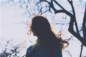 沒(méi)有橡皮筋怎么扎馬尾 不用橡皮筋扎馬尾教程 沒(méi)有橡皮筋怎么扎馬尾 不用橡皮筋扎馬尾教程