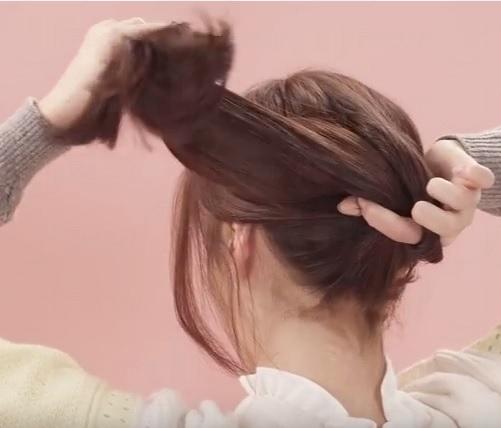 沒(méi)有橡皮筋怎么扎馬尾 不用橡皮筋扎馬尾教程 沒(méi)有橡皮筋怎么扎馬尾 不用橡皮筋扎馬尾教程