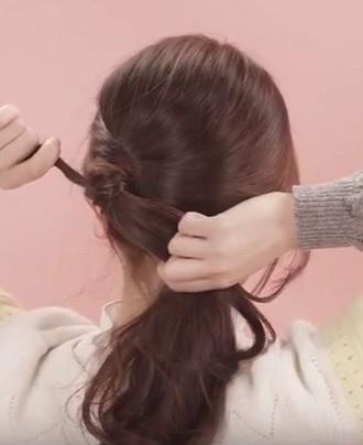 沒(méi)有橡皮筋怎么扎馬尾 不用橡皮筋扎馬尾教程 沒(méi)有橡皮筋怎么扎馬尾 不用橡皮筋扎馬尾教程