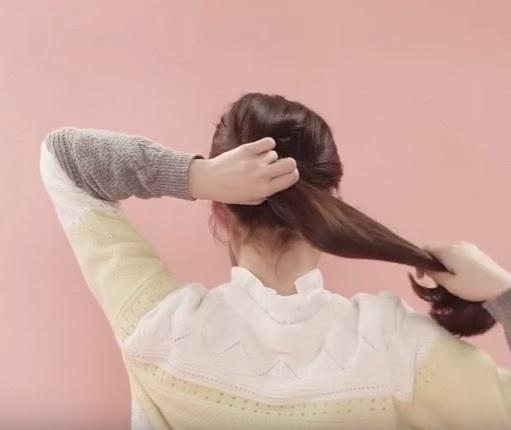 沒(méi)有橡皮筋怎么扎馬尾 不用橡皮筋扎馬尾教程 沒(méi)有橡皮筋怎么扎馬尾 不用橡皮筋扎馬尾教程
