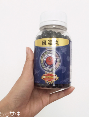 泰國風(fēng)濕丸功效與作用 泰國風(fēng)濕丸治什么?。?></p><p>2、房子陰潮</p><p>如果居住環(huán)境有限，產(chǎn)婦的臥室陰暗潮濕，也有可能致使血脈不通。坐月子時期，門窗關(guān)不嚴(yán)使產(chǎn)婦受風(fēng)也會導(dǎo)致產(chǎn)后風(fēng)濕病。</p><p>3、過早勞累</p><p>孕婦生產(chǎn)后，身體需要好好地休養(yǎng)，如果得不到充分的休息而過度操勞，可能給身體埋下很多隱患。孕婦在坐月子的時候用冷水洗衣服，很可能會手關(guān)節(jié)疼痛，患上嚴(yán)重的風(fēng)濕病。</p><p>4、洗澡水涼</p><p>孕婦在洗澡的時候，如果貪圖涼爽，洗澡水比較涼的話，身體和涼水的親密接觸”，讓本來就非常虛弱的身體受到冰涼的刺激，身體不能抵抗涼水侵襲，很容易關(guān)節(jié)疼痛得風(fēng)濕病。</p> </div>
<div align=