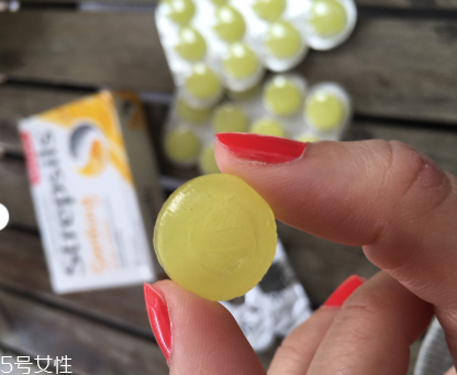strepsils是什么藥？strepsils治什么?。?></p><h3>喉嚨痛的原因是什么</h3><p>全身病毒感染</p><p>全身病毒感染患者需要臥床休息，并服用阿司匹林或阿司匹林替代品緩解不適和降低體溫。如48小時未見好轉(zhuǎn)，請去醫(yī)院就診。</p><p>腮腺炎</p><p>腮腺炎是病毒感染了唾液腺，病毒也可能同時感染其他腺體，從未患過本病的人尤應(yīng)注意。建議此病患者臥床休息，并服用阿斯匹林或阿斯匹林代替品以緩解不適。如果睪丸疼痛或腫脹，則可能是睪丸也已發(fā)炎。在這種情況下，可能需要使用抗炎藥物。</p><p style=