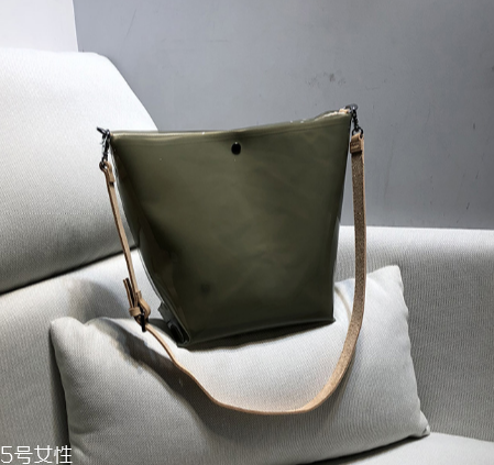 穿裙子背什么包包好看？穿裙子適合背什么包？