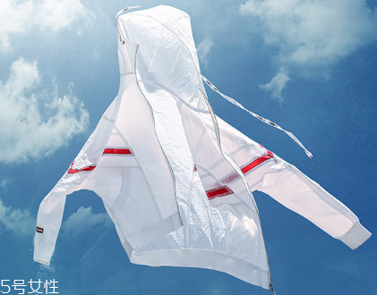 防曬衣里面穿什么？防曬衣里面怎么搭配？