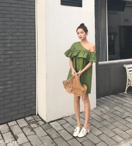 綠色連衣裙怎么搭配？綠色連衣裙搭配圖片