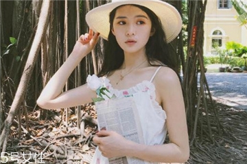 吊帶連衣裙怎么穿好看？夏季吊帶連衣裙搭配圖片