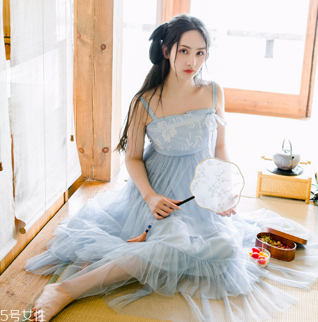 吊帶連衣裙怎么穿好看？夏季吊帶連衣裙搭配圖片