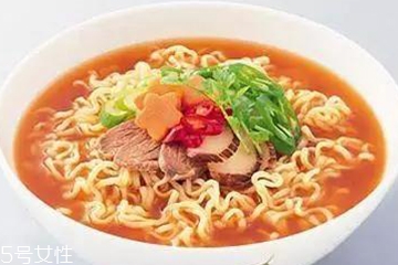 方便面沒泡熟可以吃嗎？半生不熟的泡面可以吃嗎？