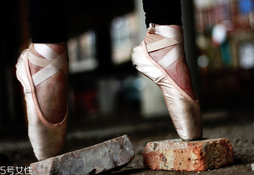 腿部水腫怎么消除最快 簡單有效4步驟拯救久站族 腿部水腫怎么消除最快 簡單有效4步驟拯救久站族