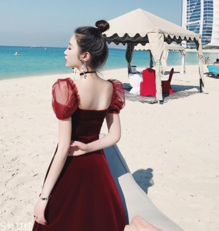 黃皮適合什么顏色裙子？什么顏色裙子適合黃皮女生？