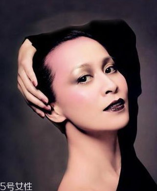 紫外光中毒妝怎么畫(huà) 酷炫暗黑風(fēng)中毒妝教程