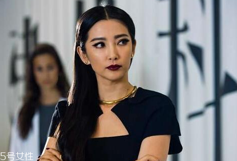 紫外光中毒妝怎么畫(huà) 酷炫暗黑風(fēng)中毒妝教程