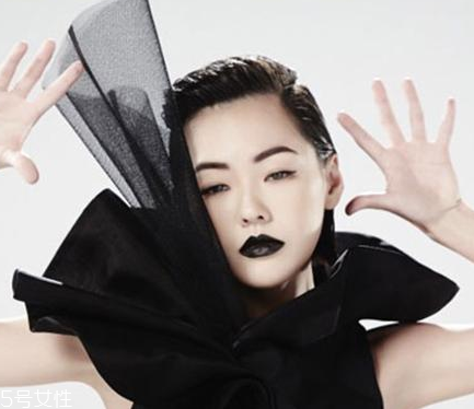 紫外光中毒妝怎么畫(huà) 酷炫暗黑風(fēng)中毒妝教程