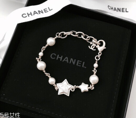 珍珠手鏈戴哪只手好？珍珠手鏈一般戴哪只手？