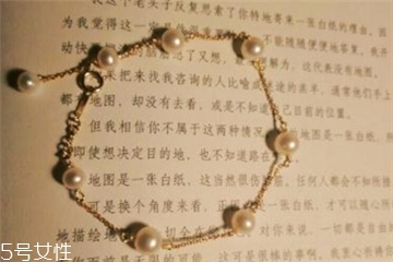 珍珠手鏈戴哪只手好？珍珠手鏈一般戴哪只手？