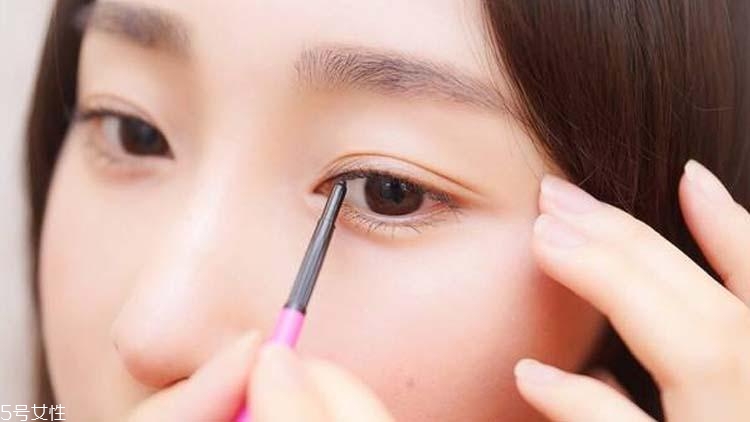 錦鯉眼妝怎么畫 創(chuàng)意錦鯉眼妝畫法分解 錦鯉眼妝怎么畫 創(chuàng)意錦鯉眼妝畫法分解