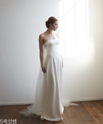 婚紗上面的機(jī)油怎么洗？婚紗沾上機(jī)油用什么洗？